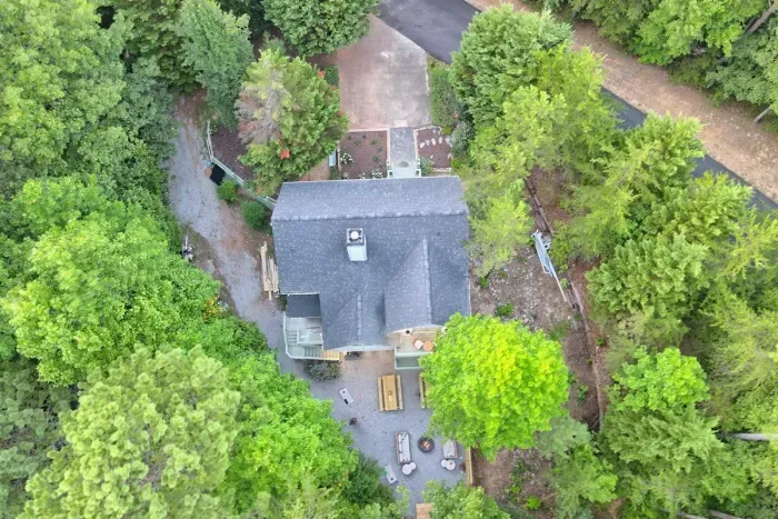 Additional driveway on the side of house for extra parking.