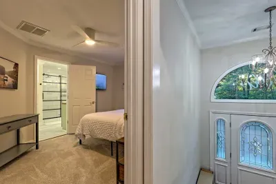 Queen bed with Jack & Jill bathroom