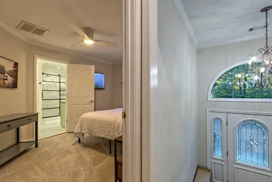 Queen bed with Jack & Jill bathroom