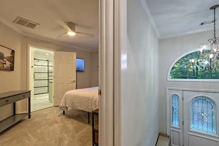 Queen bed with Jack & Jill bathroom