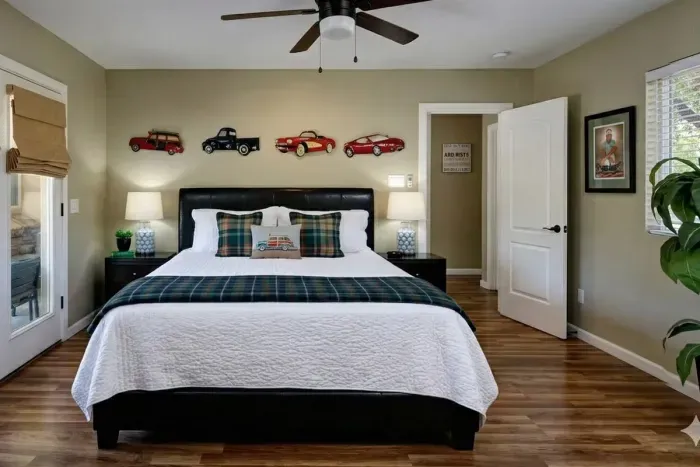 Bedroom 2 w/King Bed