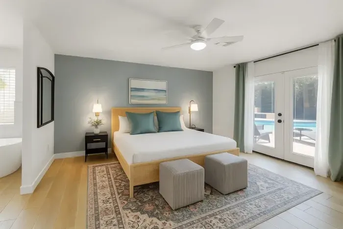 Master bedroom w/king bed