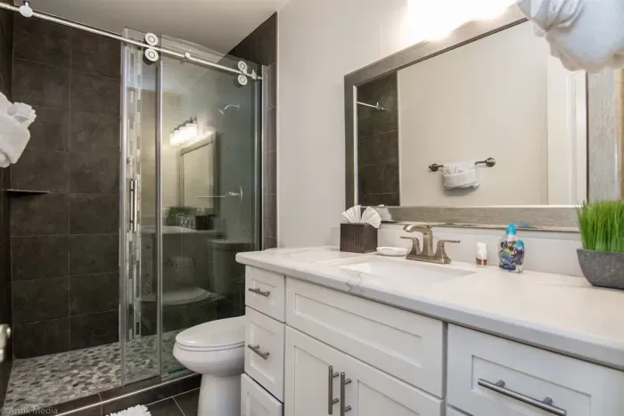 Guest suite full bathroom