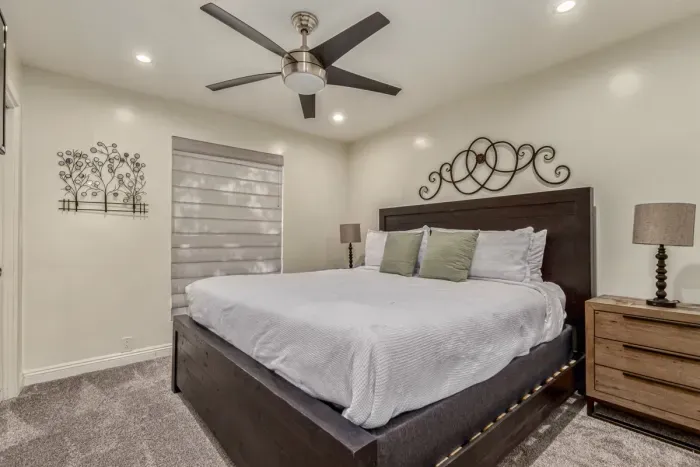 Bedroom 2 w/king bed