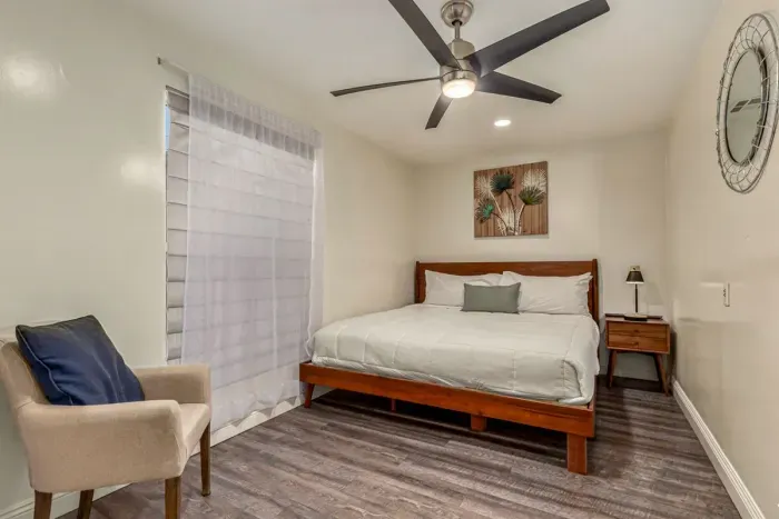 Guest suite bedroom w/king