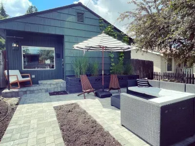 Inviting front yard entertainment area!