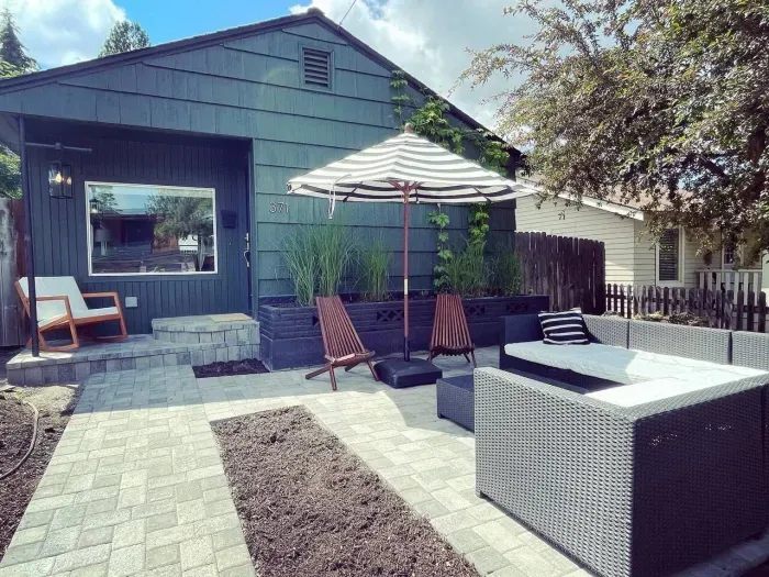 Inviting front yard entertainment area!
