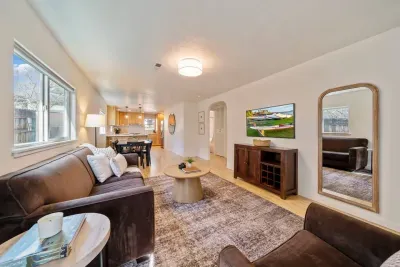 Plenty of room to hang out and entertain 6 people!