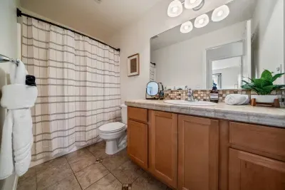 Full bath that queen and king bedrooms share; tub/shower combo; towels and soaps provided