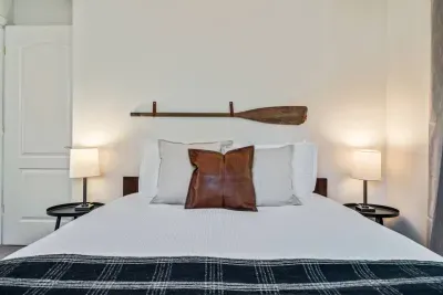 Queen bed with views to the peaceful backyard