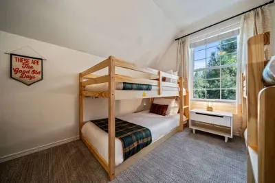 4th bedroom (only accessible through primary suite) complete with 2 double bunks, sleeps 4!