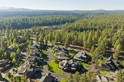Modern mountain style home in a very quiet private neighborhood walkable to resort, golfing, and hiking trails that connect to Deschutes River