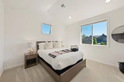 Bedroom 4: Queen bed with closet, Smart TV, dresser and access to a shared bath (jack n' jill connected full bath). Bedrooms come with full sets of linens, pillows, and extra blankets and pillows.