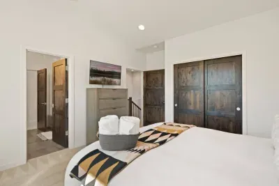 Bedroom 4: Queen bed with closet, Smart TV, dresser and access to a shared bath (jack n' jill connected full bath). Bedrooms come with full sets of linens, pillows, and extra blankets and pillows.