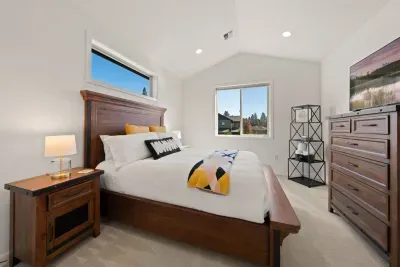 Bedroom 3: Queen bed with private large walk-in closet, Smart TV, dresser and access to a shared bath (jack n' jill connected full bath). Bedrooms come with full sets of linens, pillows, and extra blankets and pillows.