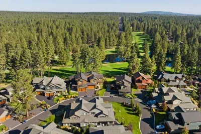 Modern mountain style home in a very quiet private neighborhood walkable to resort, golfing, and hiking trails that connect to Deschutes River