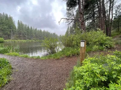 Deschutes River Trailhead is right at the end of Kangaroo loop before the gate to Points West. 5 minute walk to the river.