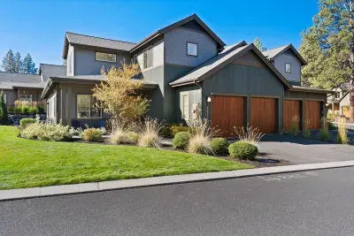 Exterior: Modern mountain style home in a very quiet private neighborhood walkable to resort, golfing, and hiking trails that connect to Deschutes River