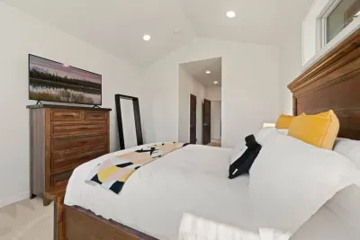 Bedroom 3: Queen bed with private large walk-in closet, Smart TV, dresser and access to a shared bath (jack n' jill connected full bath). Bedrooms come with full sets of linens, pillows, and extra blankets and pillows.