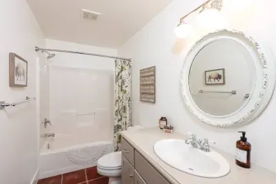 Upstairs full bath between two bedrooms