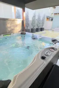 Brand new salt water hot tub under a covered and private area in the backyard. Towels provided. This hot tub is professional cleaned and maintained before each stay!