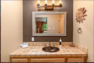 This full counter in the King bedroom en suite bathroom provides plenty of space for all your toiletries.