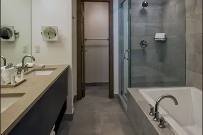 Spacious main bathroom