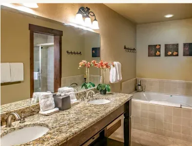 Large bathroom connected to the main bedroom.