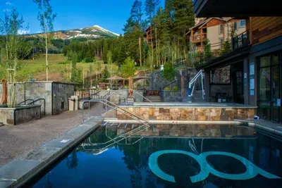 Outdoor hot tub & pool.