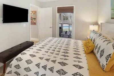 Bedroom 2 - queen