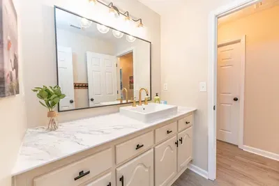 Jack and jill bathroom