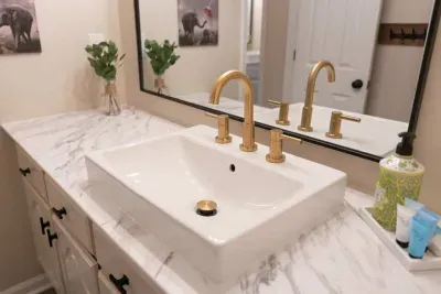 Full bathroom - jack and jill