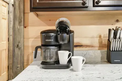 Dual coffee maker, with both carafe and Keurig capabilities