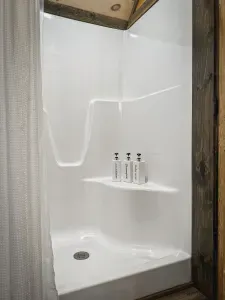 Master shower (one travel size of shampoo/conditioner/body wash included for first night only)