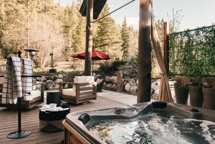 03 - Outdoors - Hot Tub 02