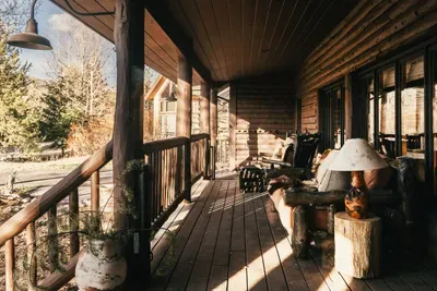 38 - Outdoors - Front Porch 01