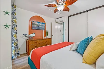 Split A/C system. One in bedroom and one in main room. It's nice and quiet.