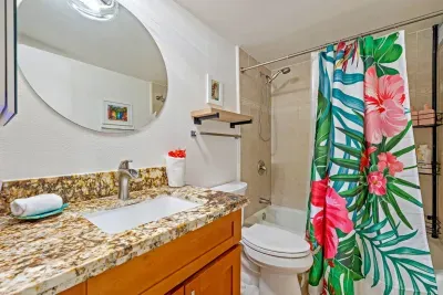 Full shower with bathtub (baby tub available as well)