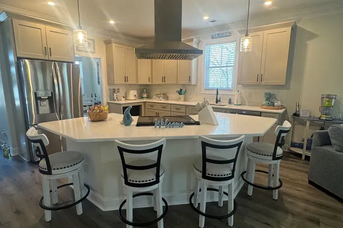 Kitchen w/Island and bar stools