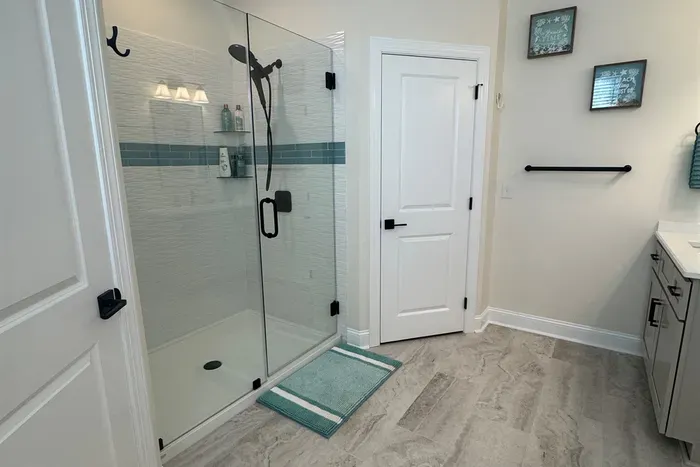 Master Bath w/tiled walk-in shower