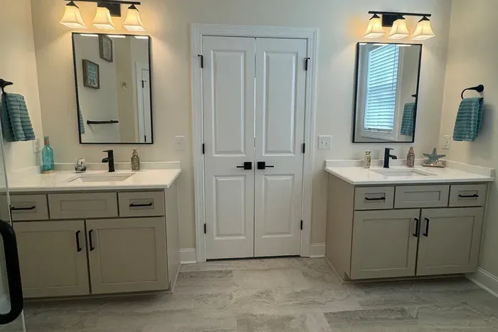 Master Bath w/separate vanity’s