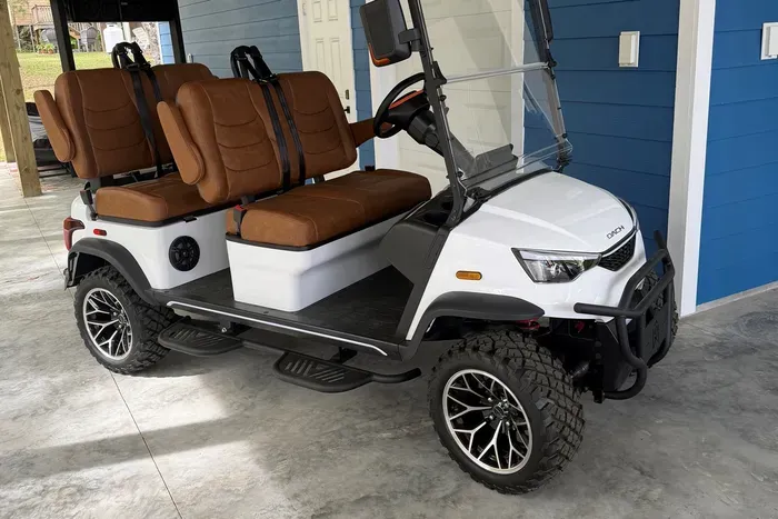 Golf Cart-2026 Dach, Apple car play, LED lights, & Speakers (available for additional fee, must have a valid drivers license)