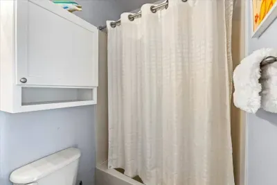 A clean and fresh bathroom - ideal for guests of any age. 