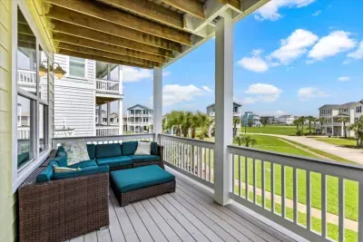 Dine al fresco under the sea breeze! This outdoor set up is perfect for sunset dinners, morning pancakes or card games with the crew. 