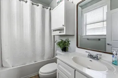 A clean and fresh bathroom with natural light - ideal for guests of any age. 