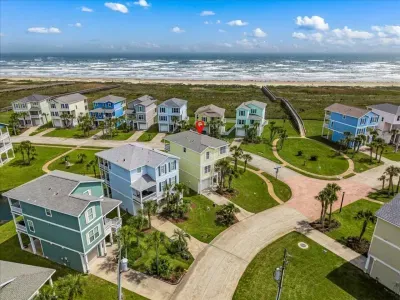 Sunshine & Shoreline! Your home away from home. Across the boardwalk from Galveston Island's cleanest beach!