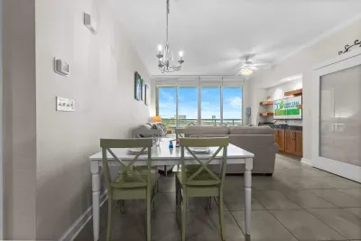 Sun-filled dining room with panoramic views and a relaxing atmosphere.