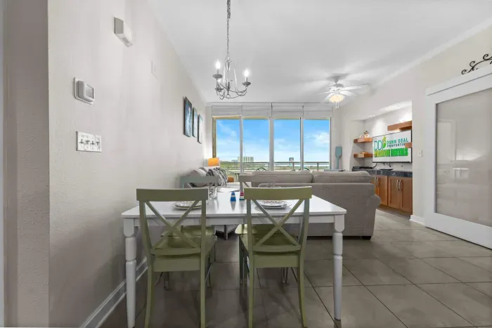 Sun-filled dining room with panoramic views and a relaxing atmosphere.