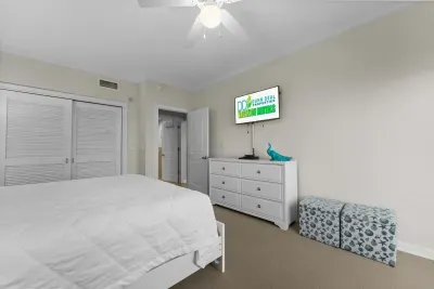 Peaceful guest bedroom offering generous space and stylish furnishings.