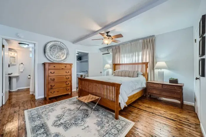 Escape to a cozy bedroom designed for relaxation and tranquility.